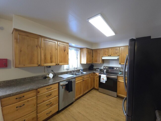 Building Photo - Fully Furnished Home