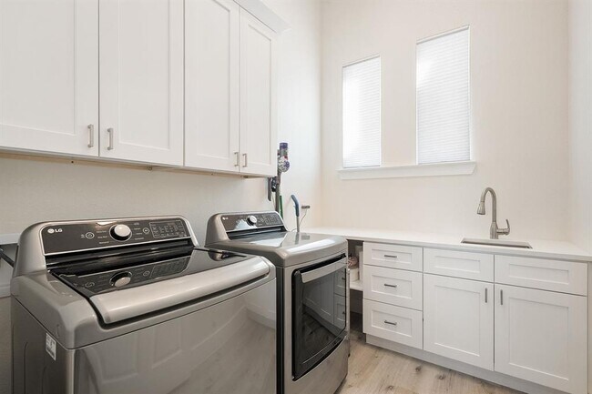 Building Photo - 20704 Leaning Oak Dr