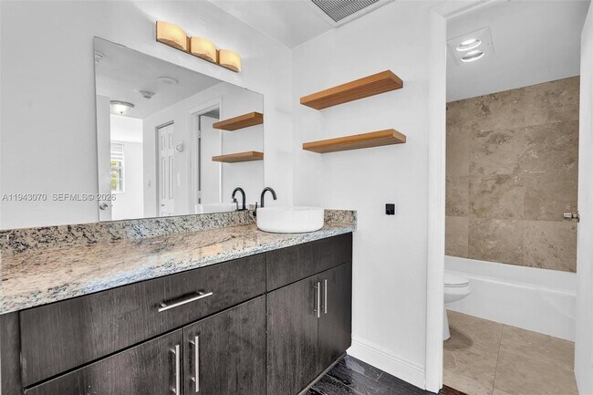 Building Photo - 500 Bayview Dr