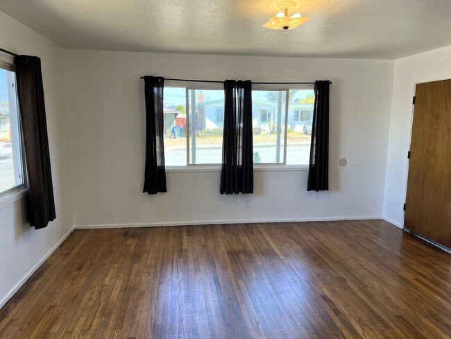 Building Photo - Pet-Friendly 2/1 Eureka Home With Large Ya...