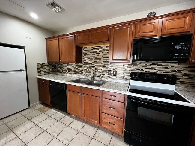 Building Photo - Two Bedroom , Two Bathroom