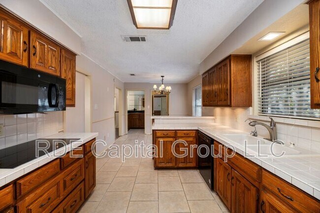 Building Photo - 922 Kingston Dr