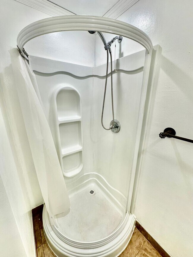 Building Photo - Charming Northwest Fresno 3/2