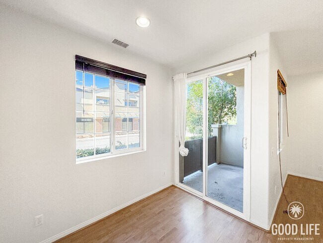 Building Photo - Beautiful 3B/3BA Townhome in Gated Communi...