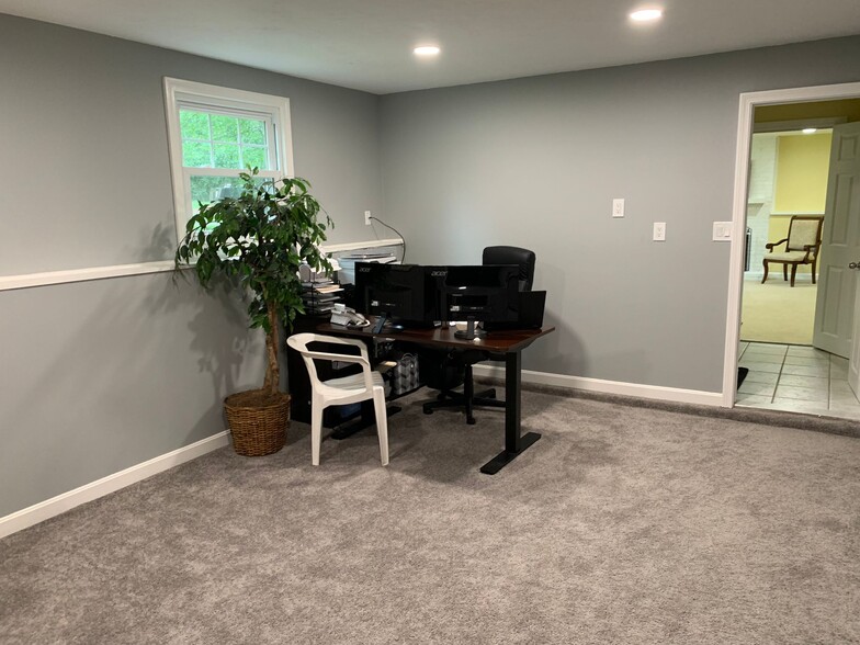 Office room - pic1 - 15 Sherwood Cir