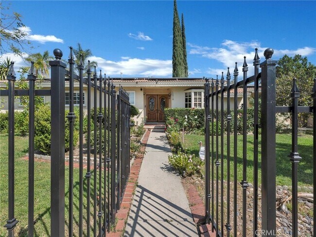 Building Photo - 10918 Reseda Blvd