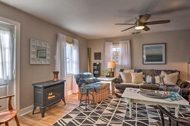 Building Photo - 240 Farmhouse Ln