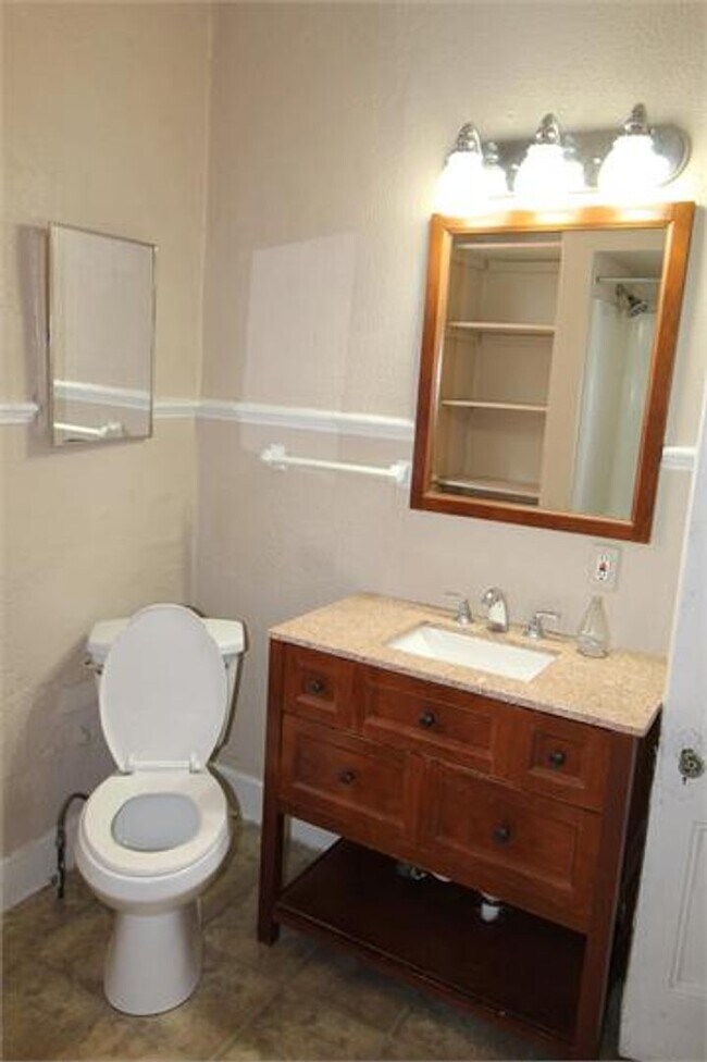 Building Photo - Beautiful Townhome on Quiet Street in the ...