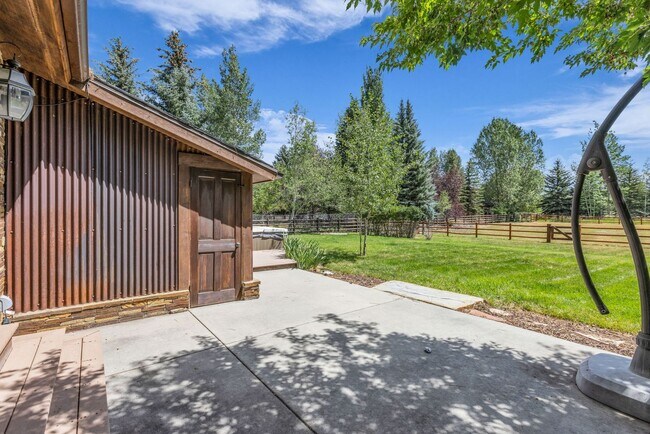 Building Photo - Holiday Ranchettes in Park Meadows