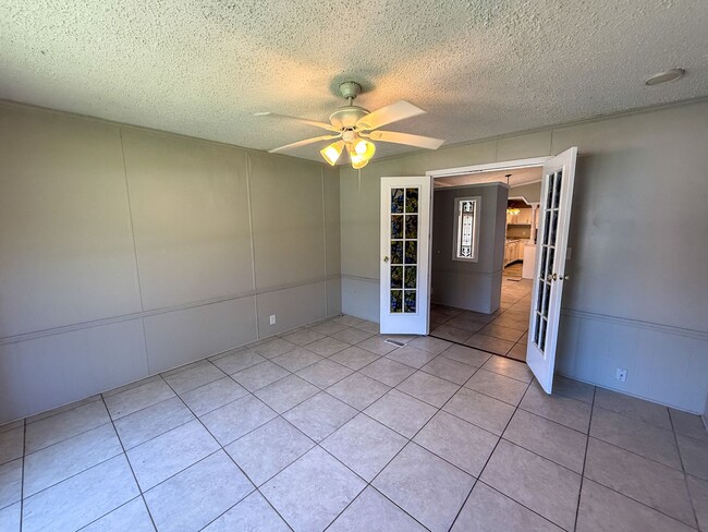 Building Photo - 3 bedroom 2 bath mobile home with tons of ...