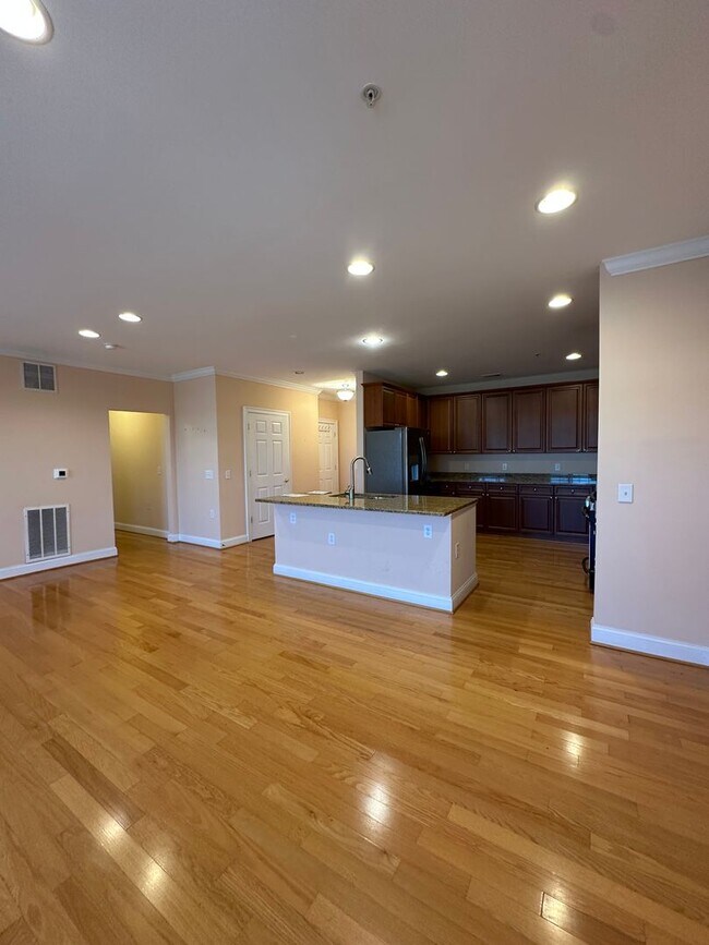 Building Photo - Glenwood Station Condo