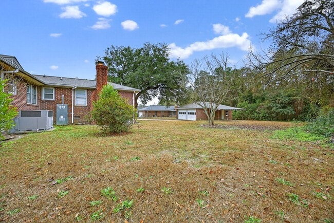 Building Photo - AVAILABLE NOW! ALL-BRICK RANCH IN WEST COLUMBIA!
