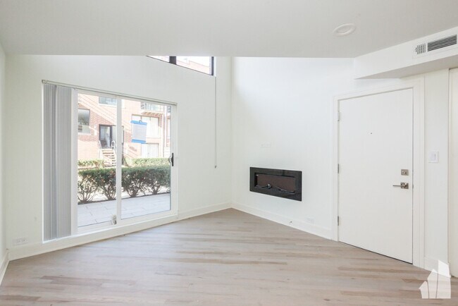 Building Photo - 944 W Grace-D202