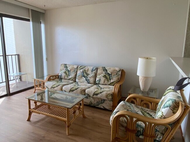 Building Photo - Four Paddle Condominium in Waikiki