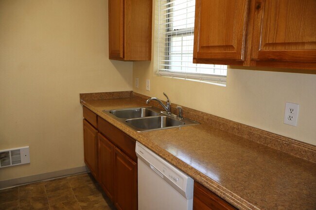 Building Photo - Charming Ground-Level Apartment in the Heart of Fort Collins