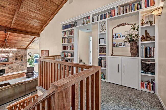 Building Photo - Cozy Hillside Boise Beauty Available 1/1/26!
