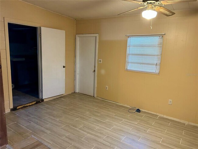 Building Photo - 112 Dahlia Dr