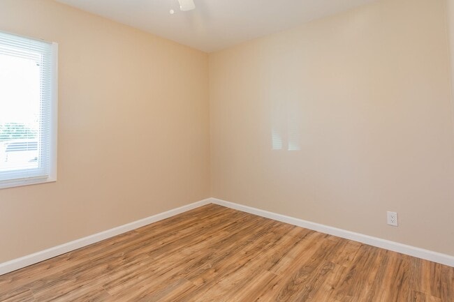 Building Photo - Spacious 4 Bedroom Home