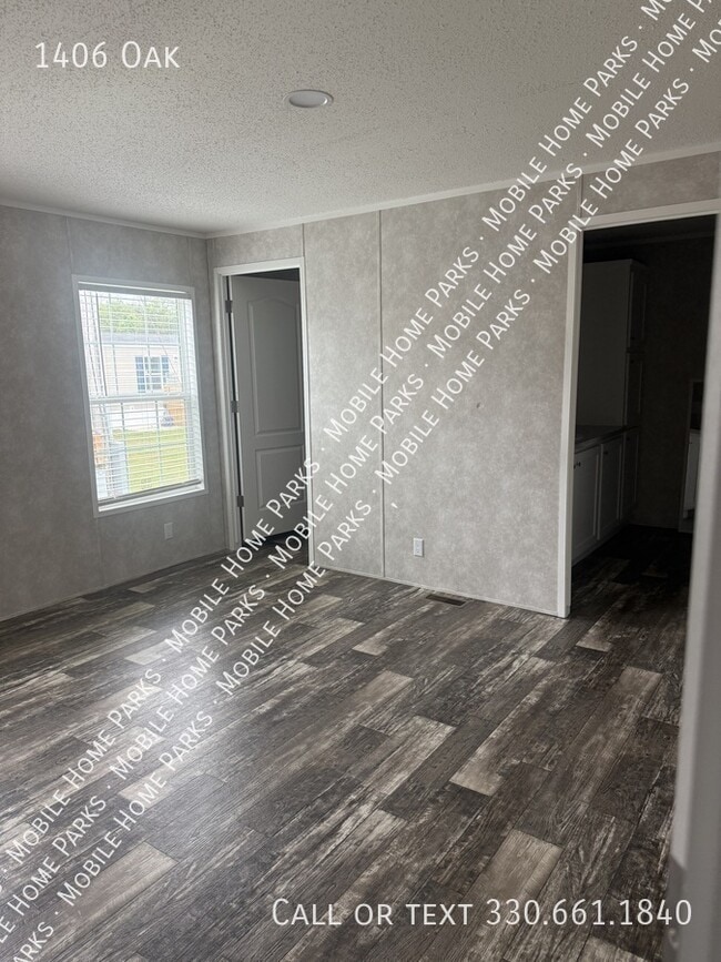Building Photo - 1406 Oak-