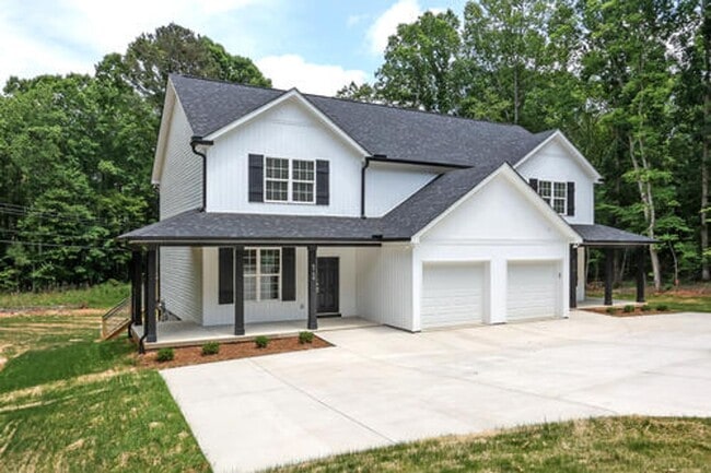 Building Photo - Luxury Townhouse in Sherrills Ford