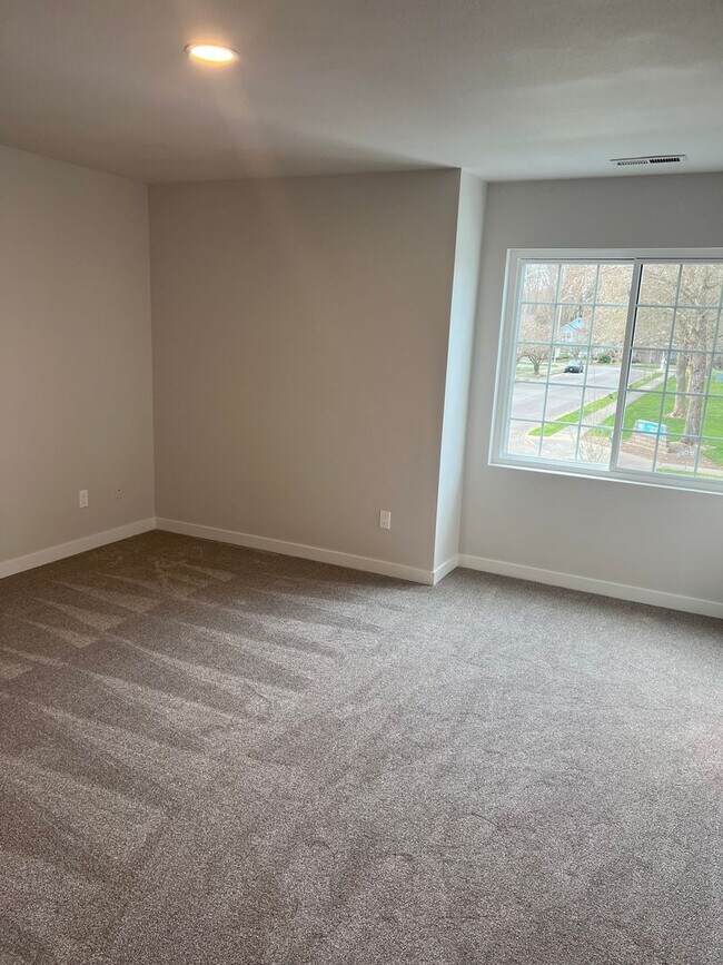 Building Photo - 4200 Ingleside Dr SE