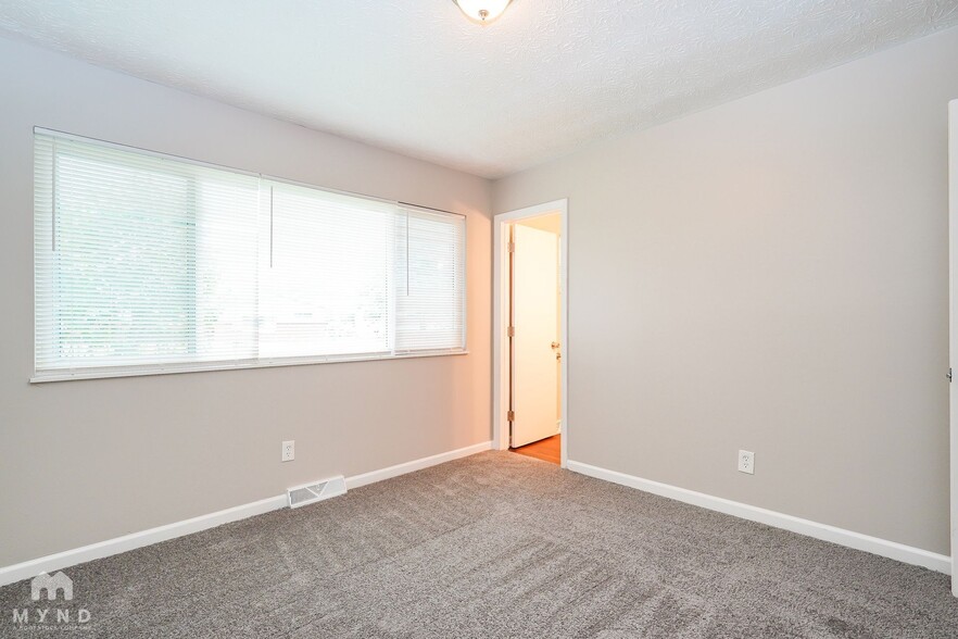 Building Photo - 10 Oakwood Dr