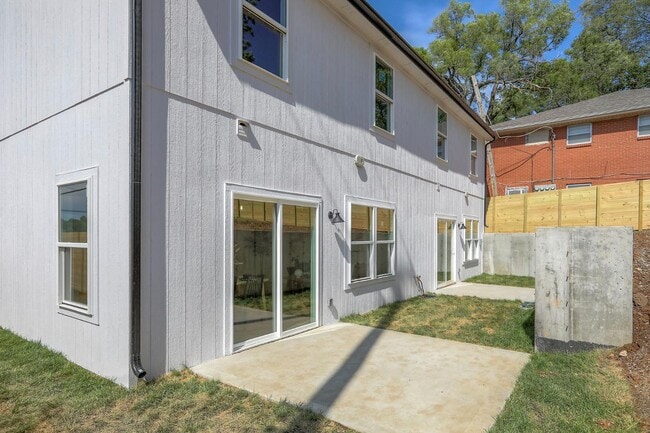 Building Photo - 427 W Linden Ave