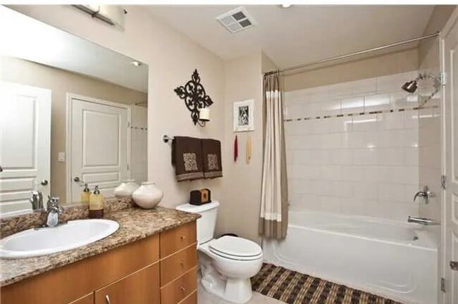Building Photo - Gorgeous Condo with Amazing Views in La Vi...