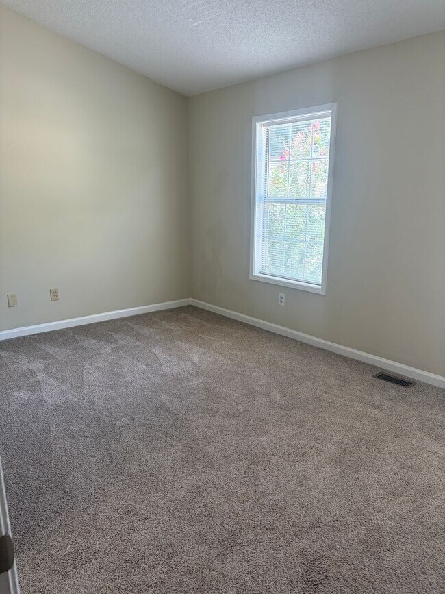 Building Photo - Stepless Townhome
