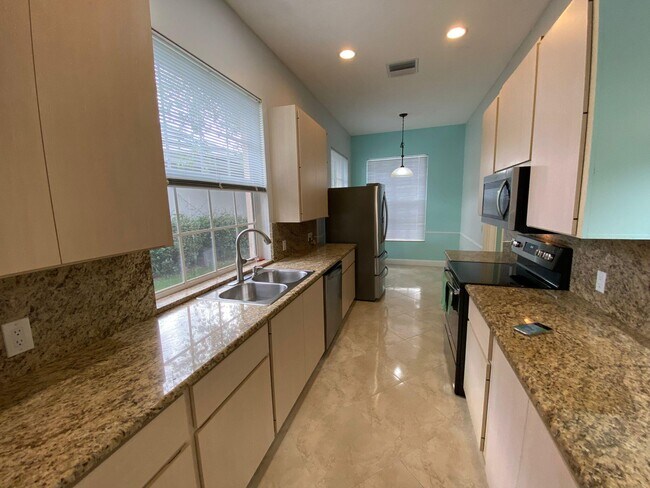 Building Photo - 511 SW Hampton Ct