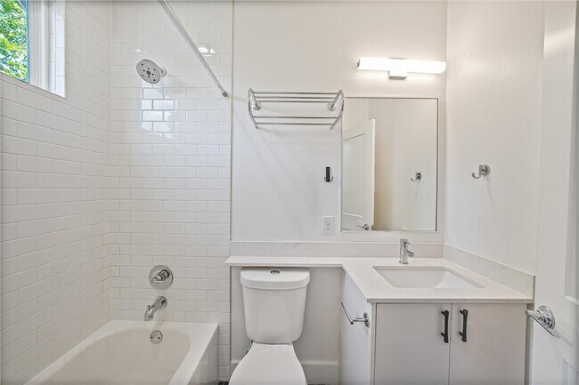 Building Photo - 600 W Odell St