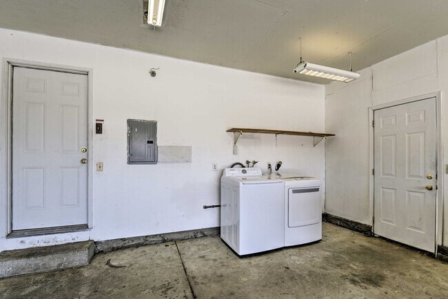 Building Photo - 420 Phoenix Cir