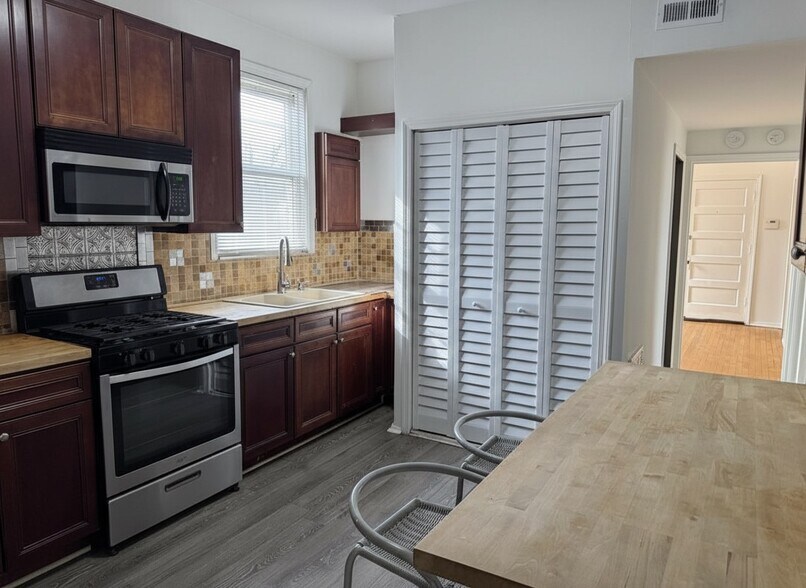 Building Photo - 2908 N Springfield Ave