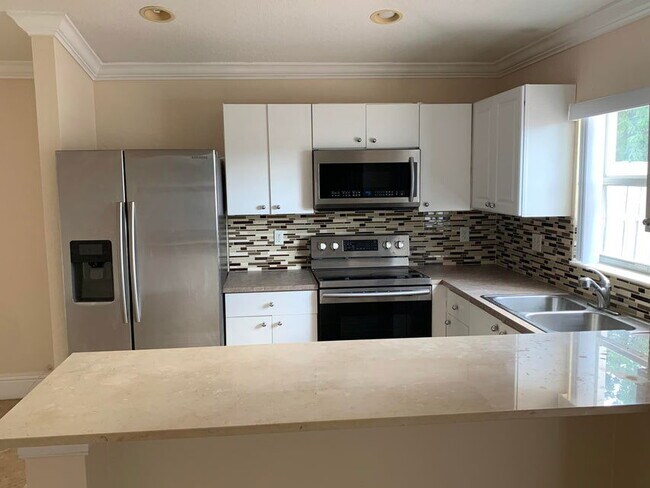 Building Photo - 5900 Azalea Cir