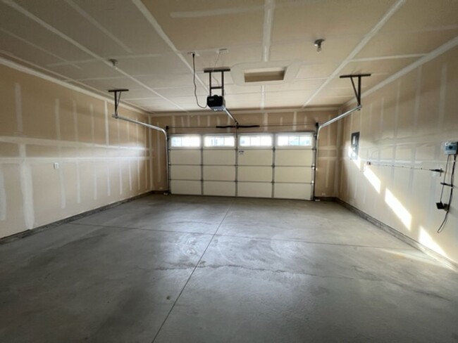 Building Photo - 128 N Sevenoaks Ave