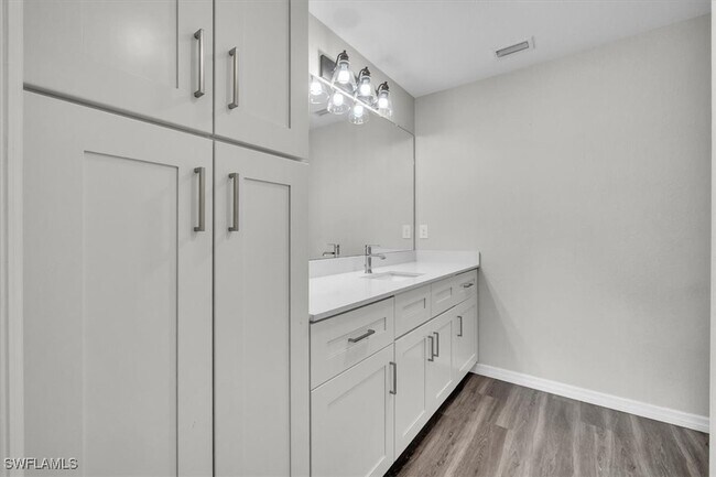 Building Photo - 412 NE 25th St