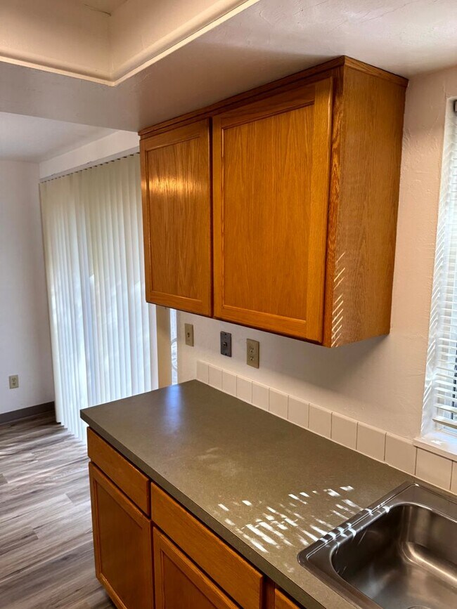 Building Photo - 2 Bedroom Duplex in Southwest Eugene