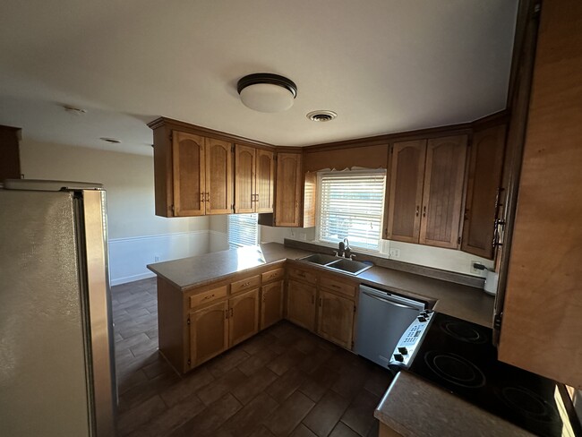 Building Photo - 598 N Trotman Rd