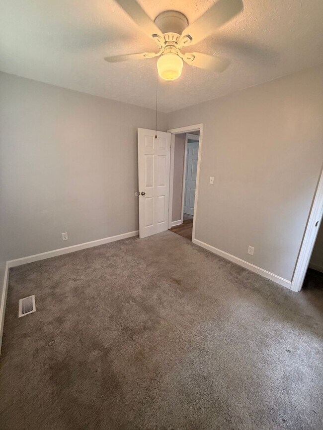 Building Photo - Gorgeous 2 bedroom/1 bath house!