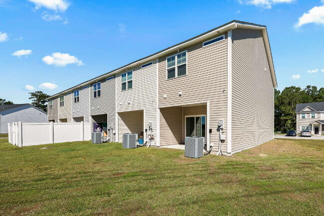 Building Photo - Charming 2-Bedroom, 2.5 Baths Townhouse in...