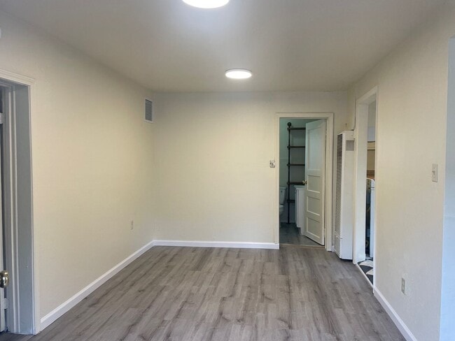 Building Photo - Make Brisbane your home!