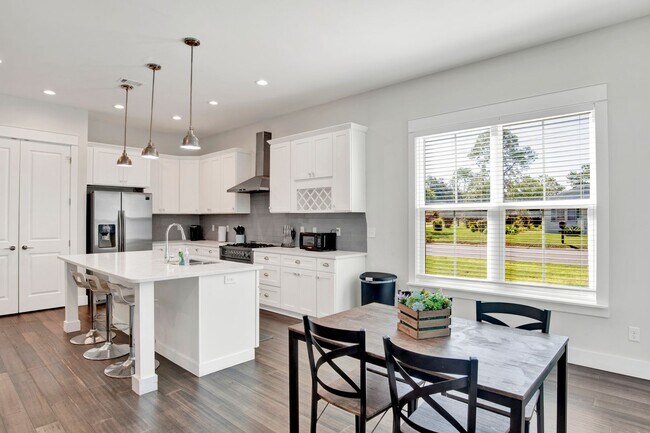 Building Photo - 3 bed East Hill Townhome