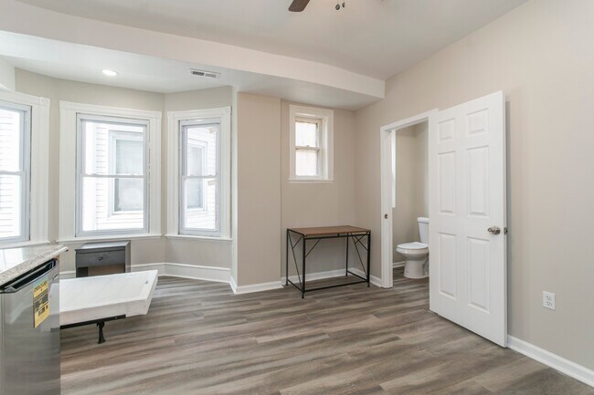 Building Photo - 917 W Duncannon Ave