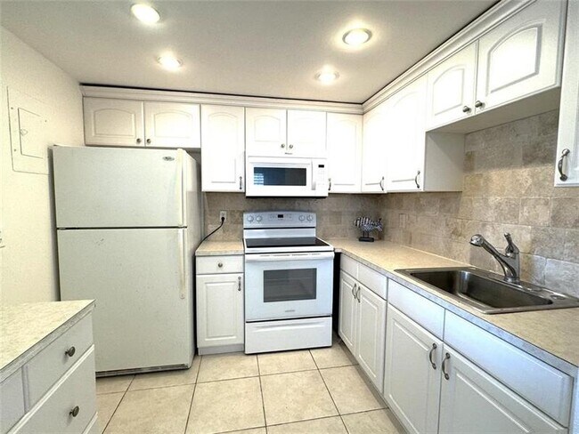 Building Photo - 526 Saxony Dr