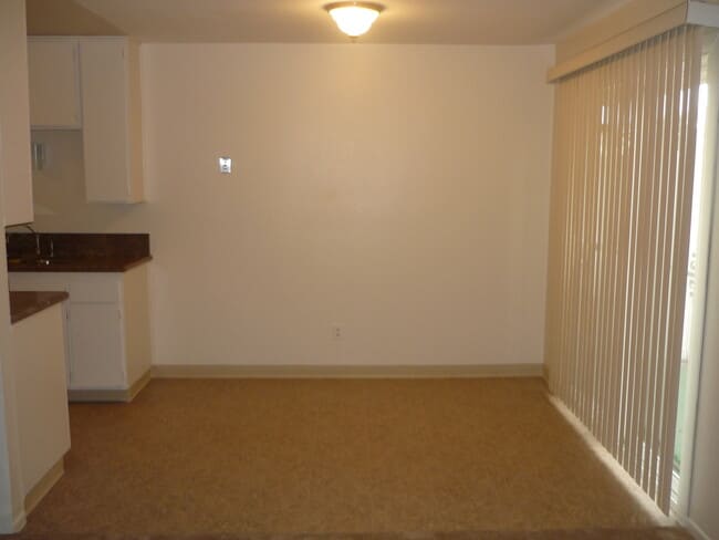 Building Photo - Paradise Hills Townhome!