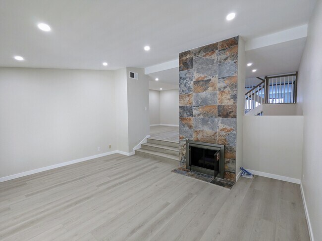 Living Room/Den - 28126 Ridgethorne Ct