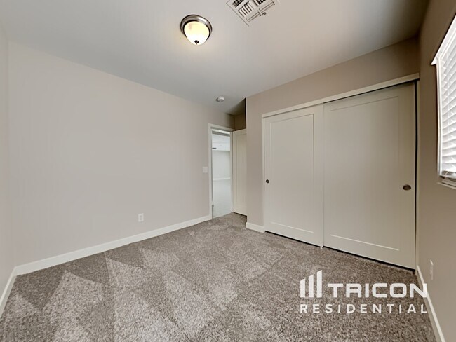 Building Photo - 11514 W Larkspur Rd