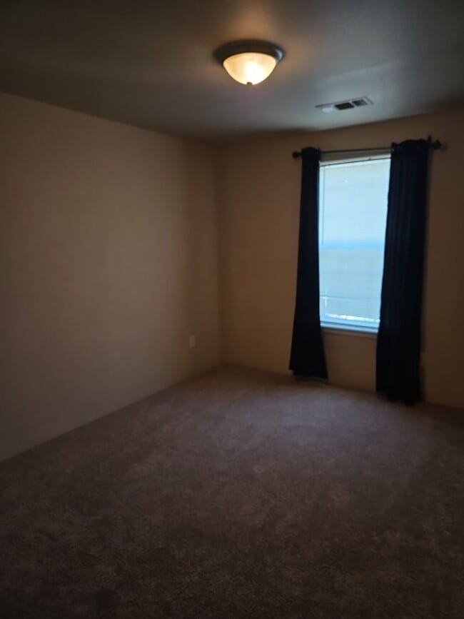 Building Photo - 3 Bedroom 2 Bath