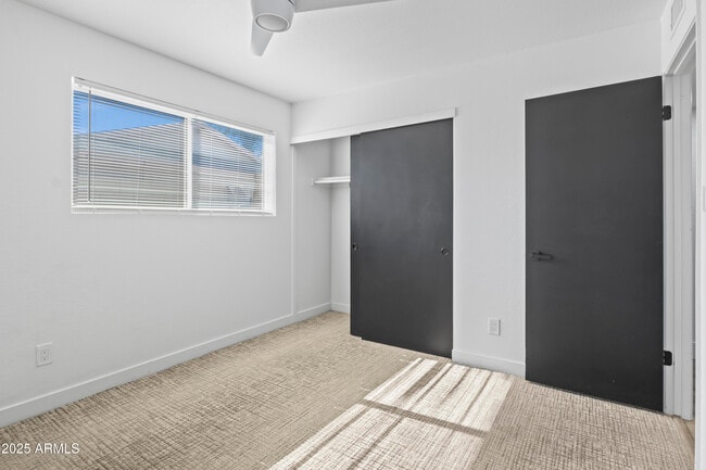 Building Photo - 2166 E Greenway Dr