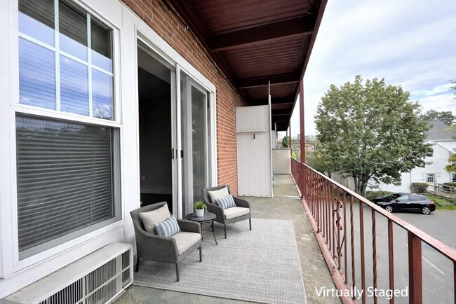 Building Photo - 625 Main St